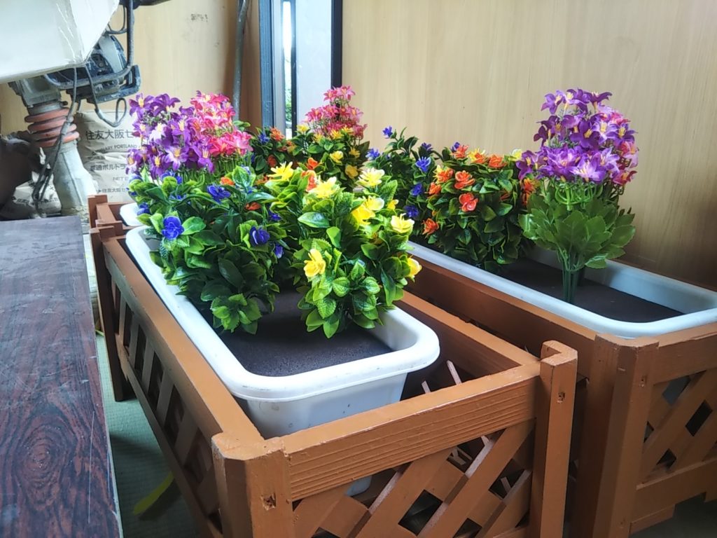 建設現場：造花プランターイメージアップ
