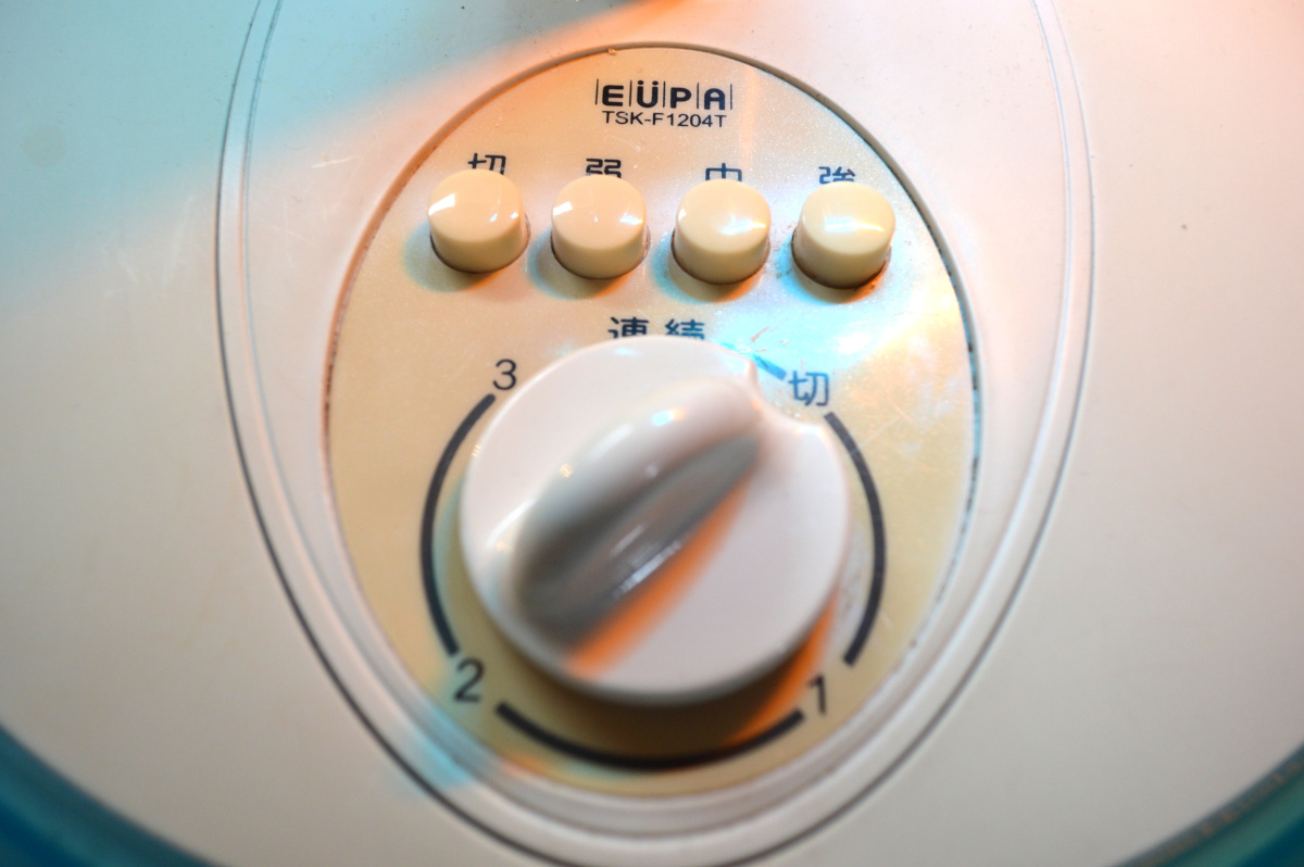 壊れた扇風機のつまみ部品をレジンで補修する